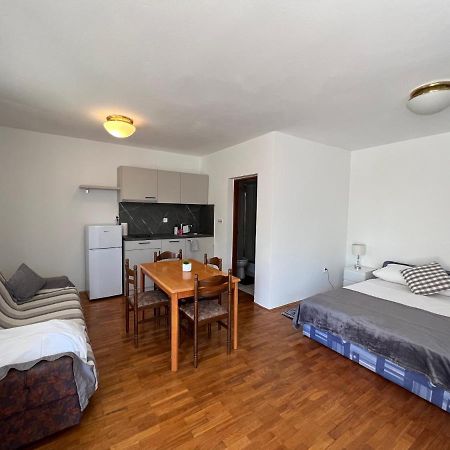 Apartments Antolkovic Ugljan Buitenkant foto