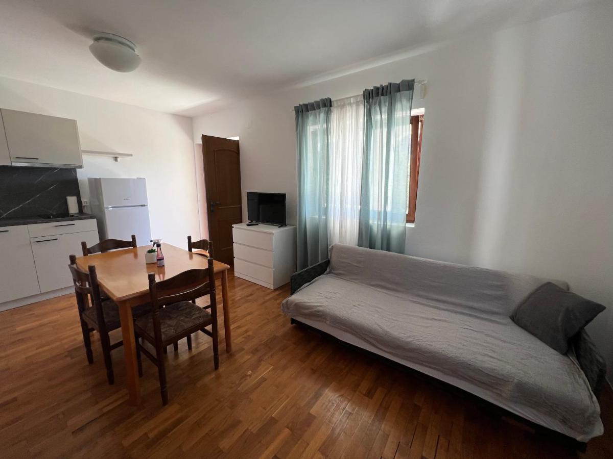 Apartments Antolkovic Ugljan Buitenkant foto