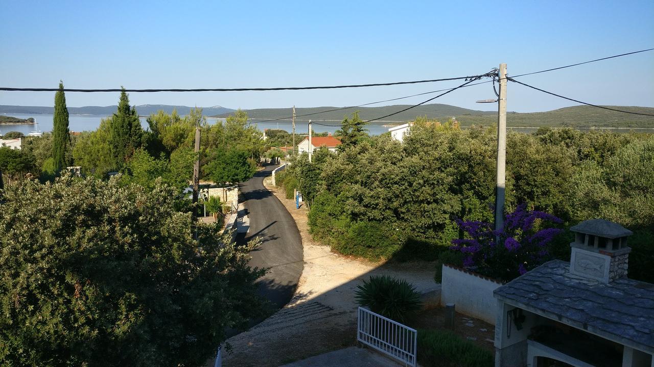 Apartments Antolkovic Ugljan Buitenkant foto