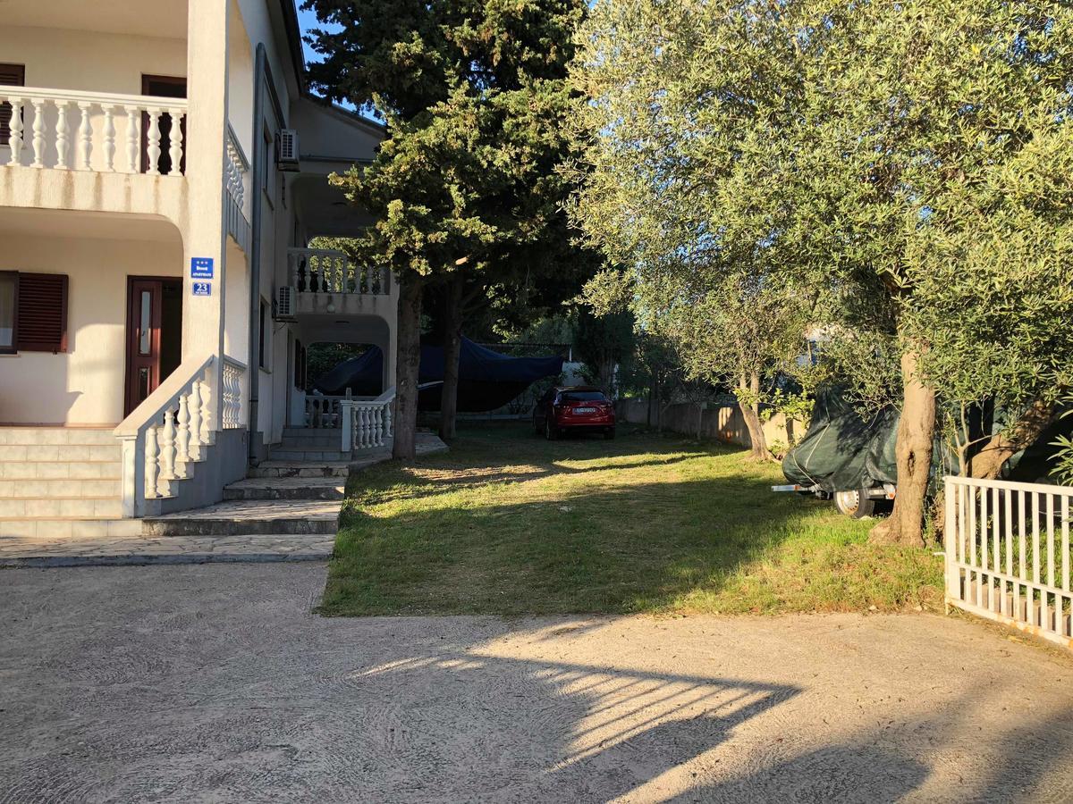 Apartments Antolkovic Ugljan Buitenkant foto